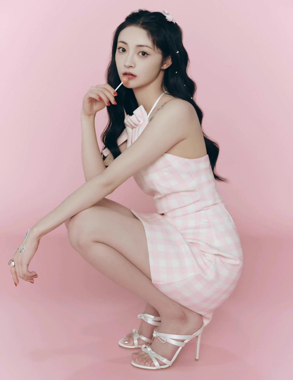 周洁琼长得漂亮,身材好,黑长直的身材让她看起来更加温柔.