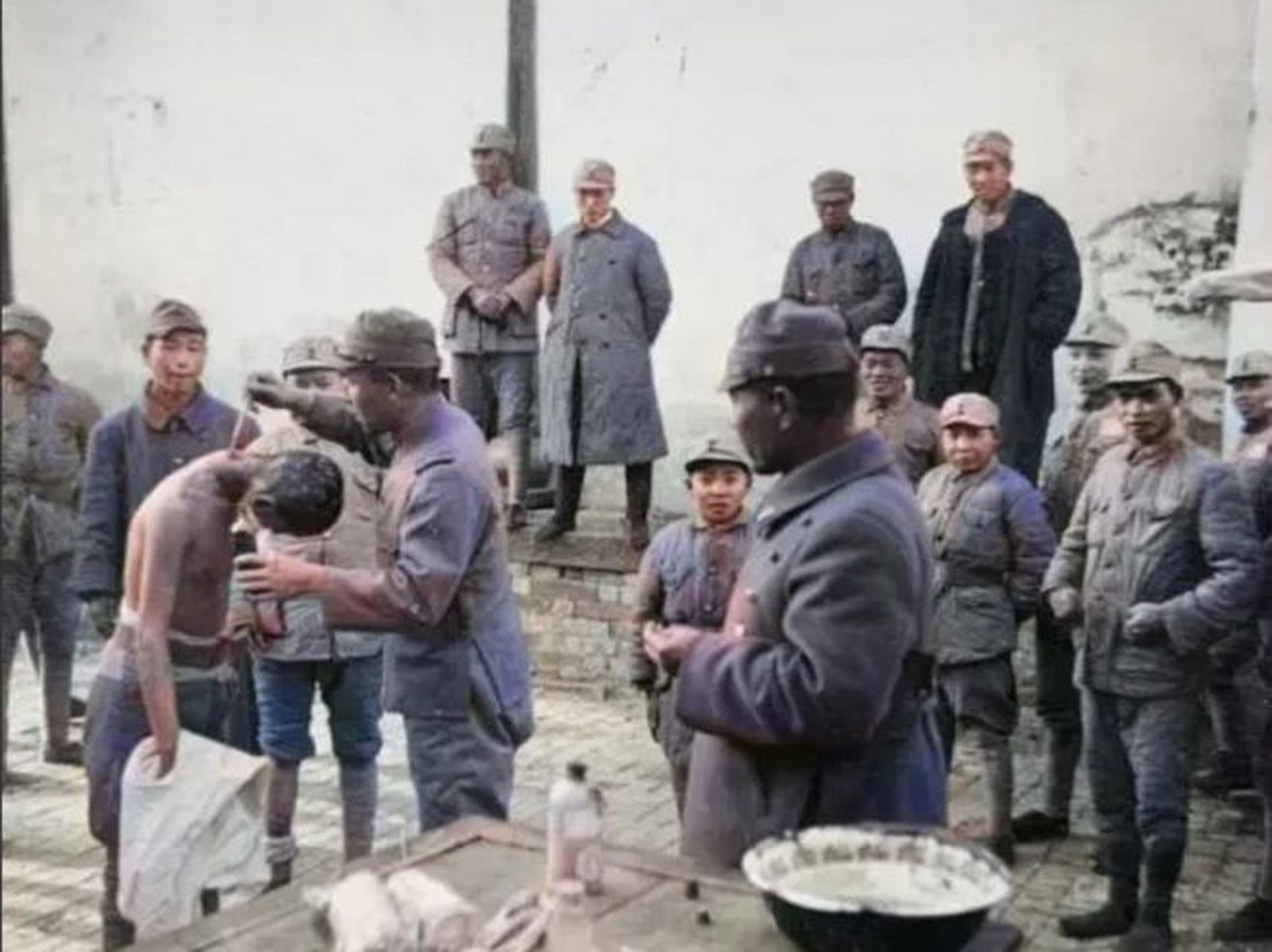 1938年的一张老照片,记录了在浙江绍兴的诸暨县,一群八路军小战士的