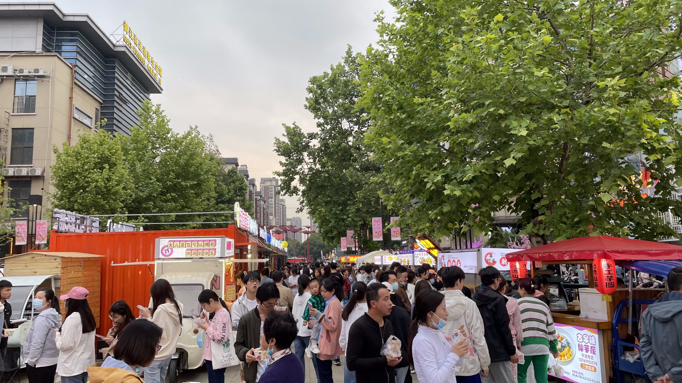 咱芜湖的中央城夜市为什么会这么火呢?每天从下午到晚上都是人挤人.