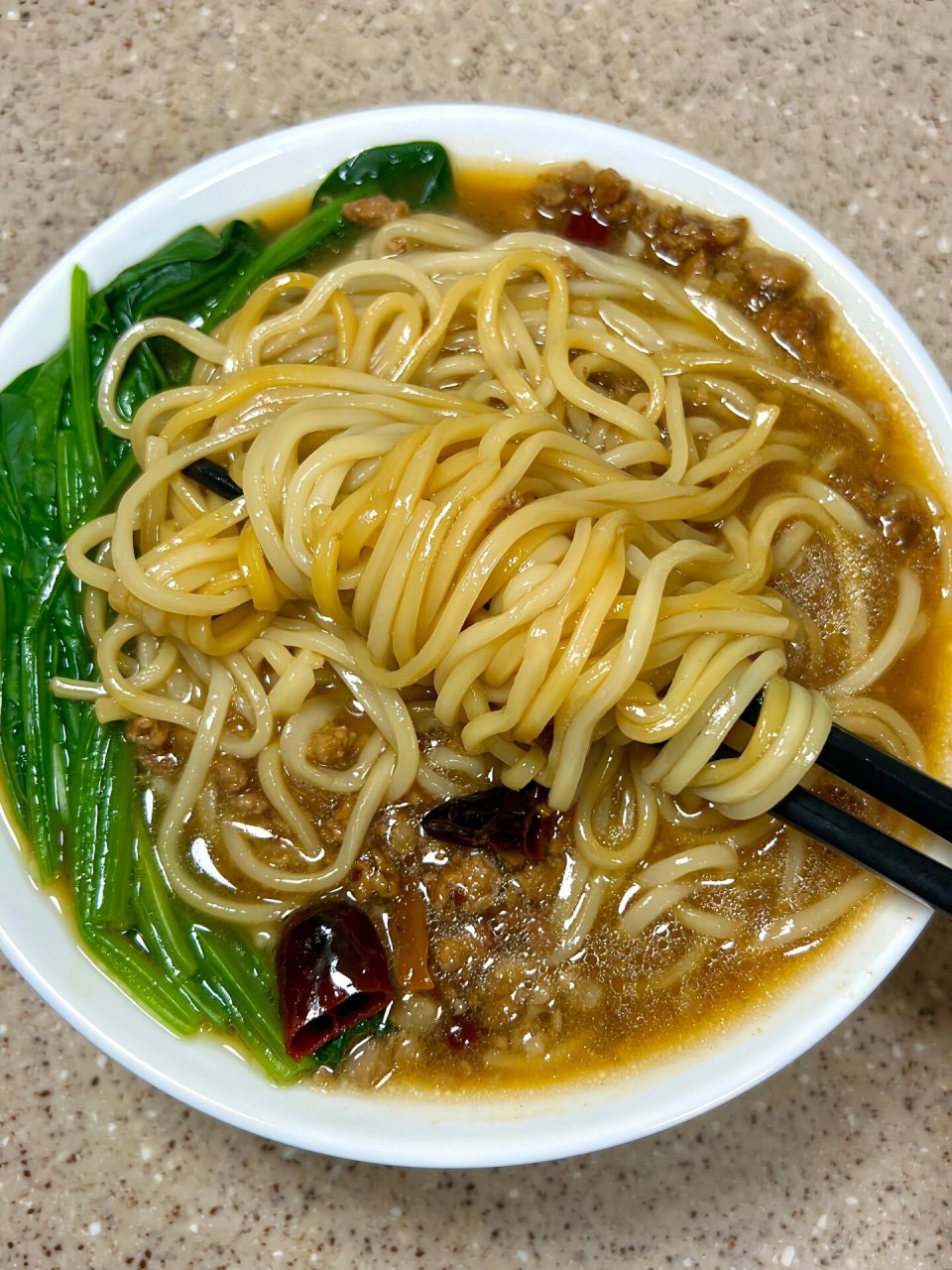 冬天吃上一碗热腾腾的汤面条实在是太幸福了～  今天教大家做肉酱面