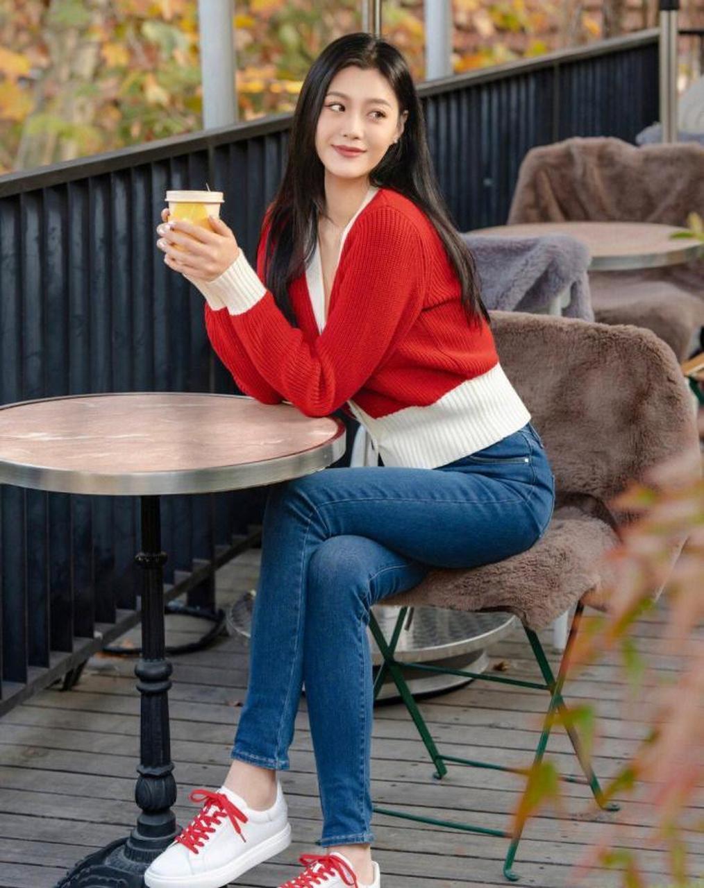 红白不同色系小白鞋,撞色出甜美美女活力范