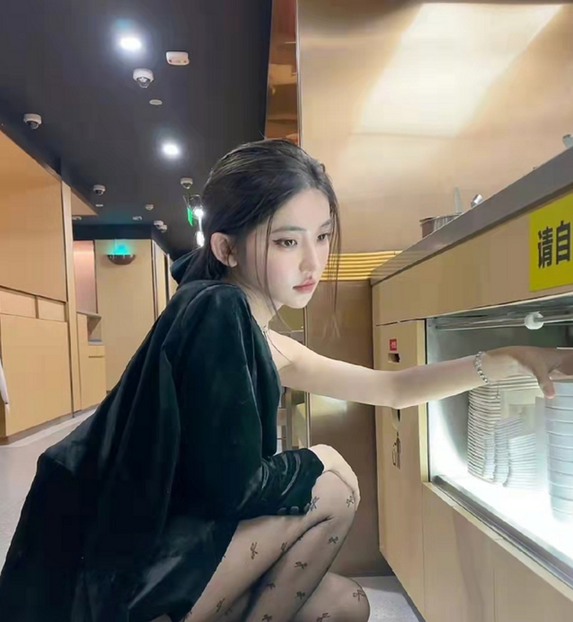 近期,变性网红李由在网络上爆红,李由,原先是一个男性,但在他的心里