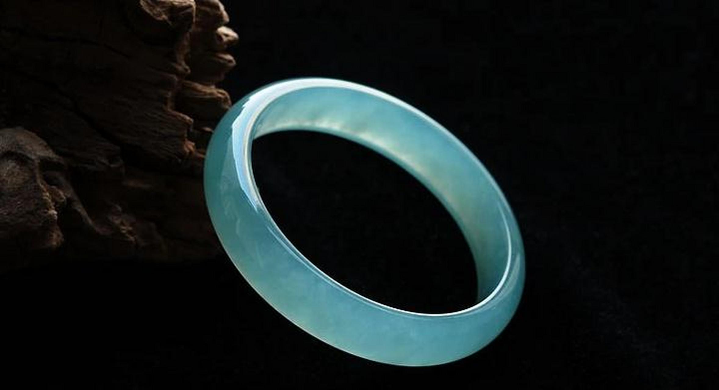 蓝水翡翠,冰种翡翠的一种.蓝水佛公 蓝水翡翠具有均匀的,淡淡的蓝色.