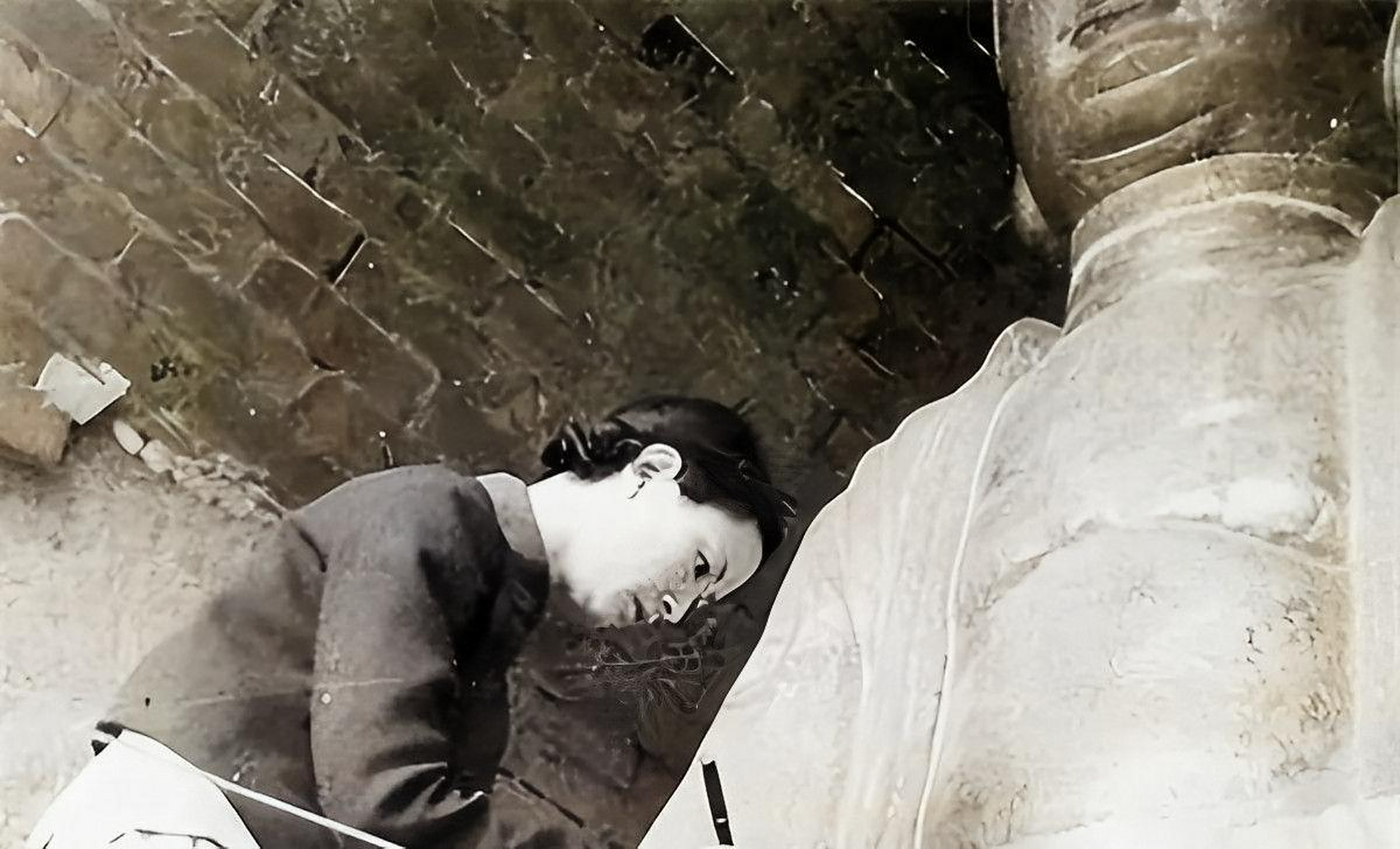 林徽因爬上几米高的梯子,仔细打量着石柱.