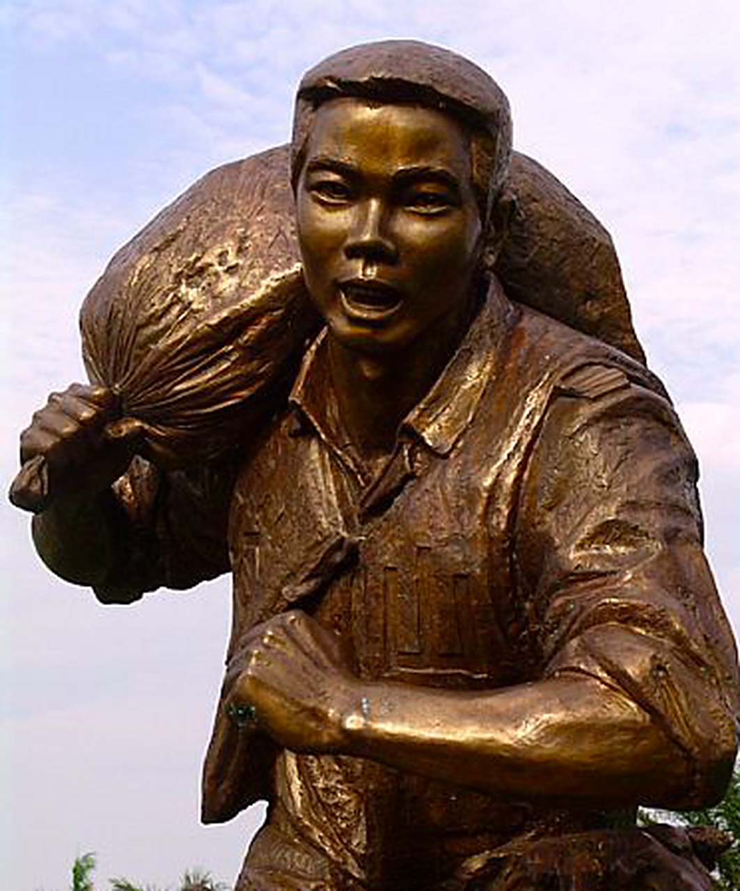 1998年特大洪水期间,李向群随部队奔赴前线. 他扛沙包最多,冲得最猛, 