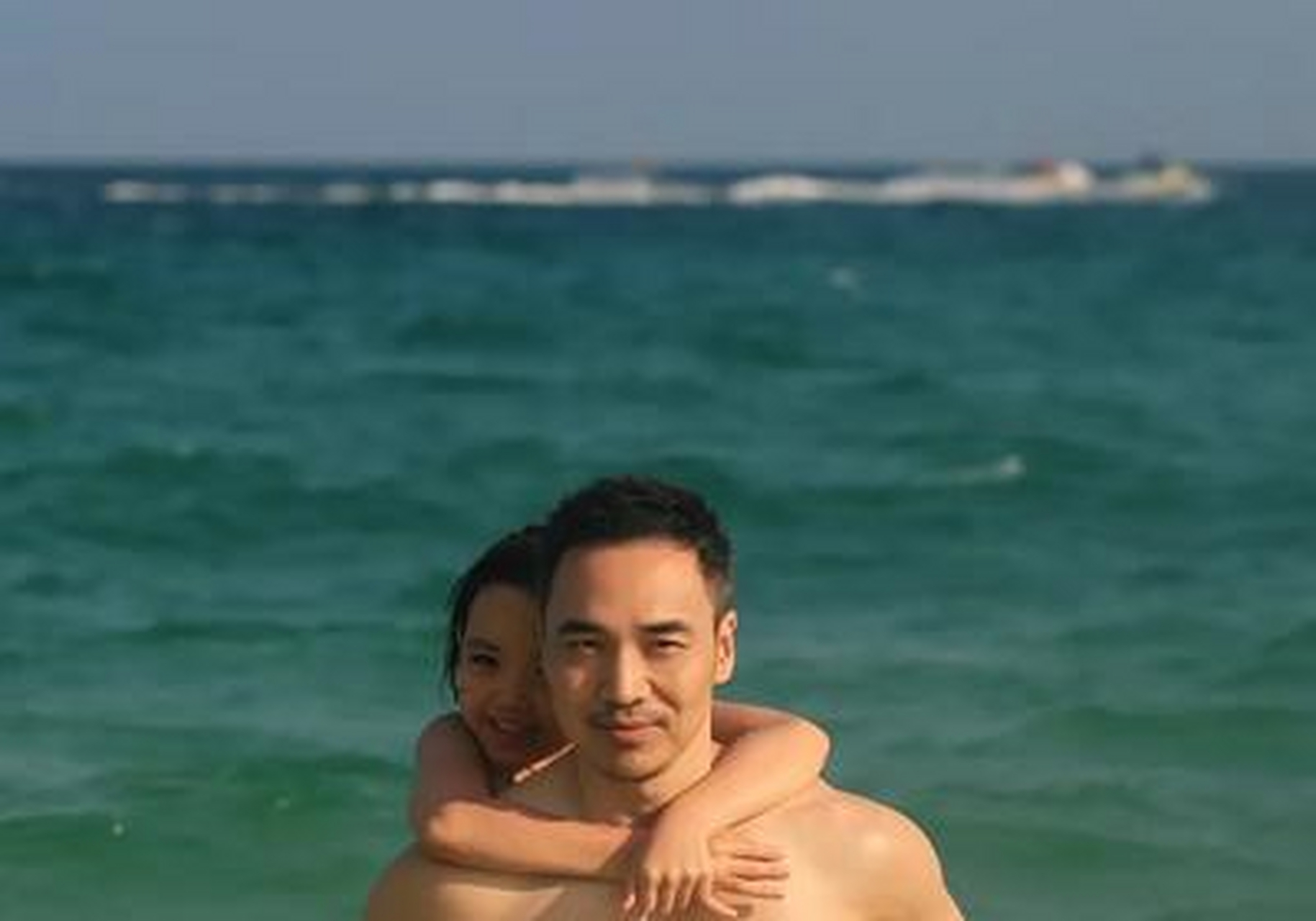 王潇在开心发家庭美照,和老公孩子在海边冲浪