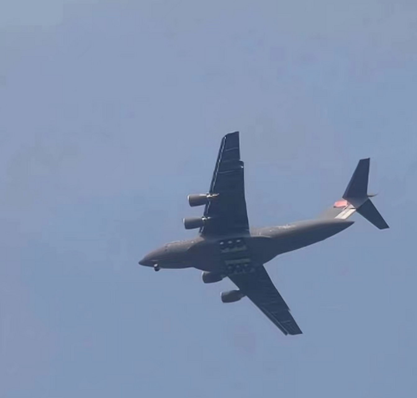 近日,有网友排到最新型的运20型大型战略运输机空中飞行画面,该型飞机