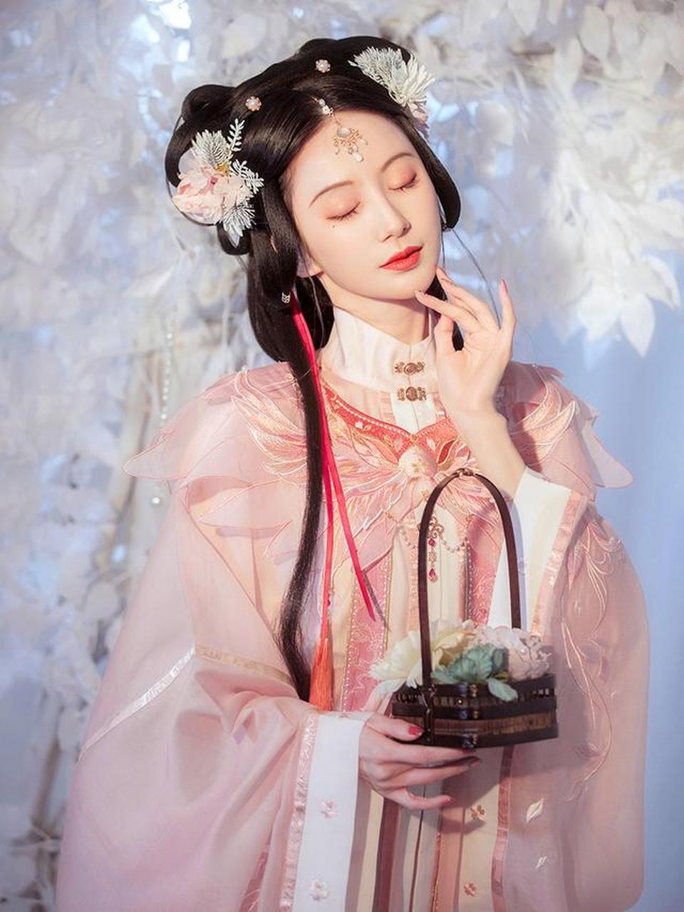 【汉服安利】芝芝桃桃 "灼灼桃花有十里,烟霞云岚在心间.