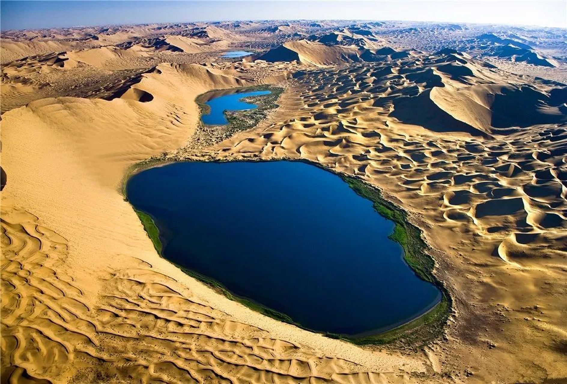 中国最美沙漠是指位于甘肃省敦煌市境内的莫高窟沙漠.