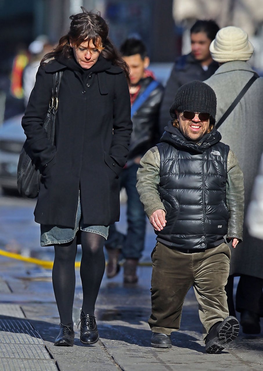 "小恶魔"彼特·丁拉基携娇妻走红毯好甜蜜!妻子穿天鹅绒裙太美