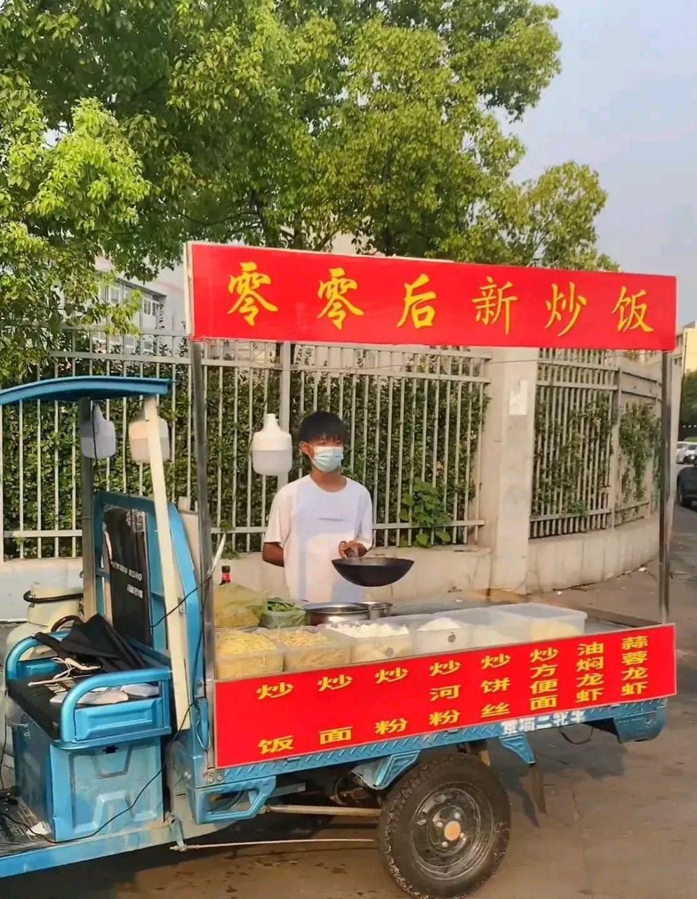 网友:浙江一位00后小伙摆摊做炒饭,可惜生意惨淡,可以说是无人问津,不