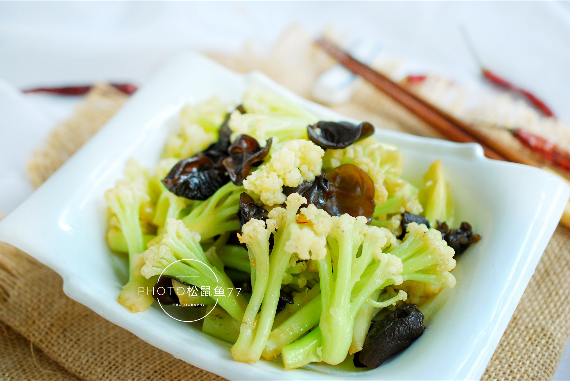 一份木耳炒花菜,简单省事儿又营养,清淡可口不长肉.