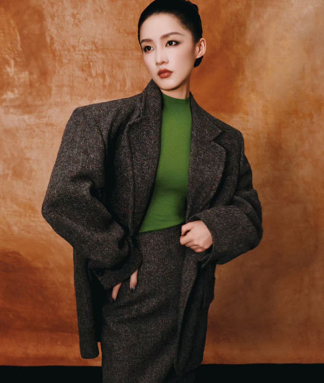 李沁登上《瑞丽伊人时尚》八月号封面.