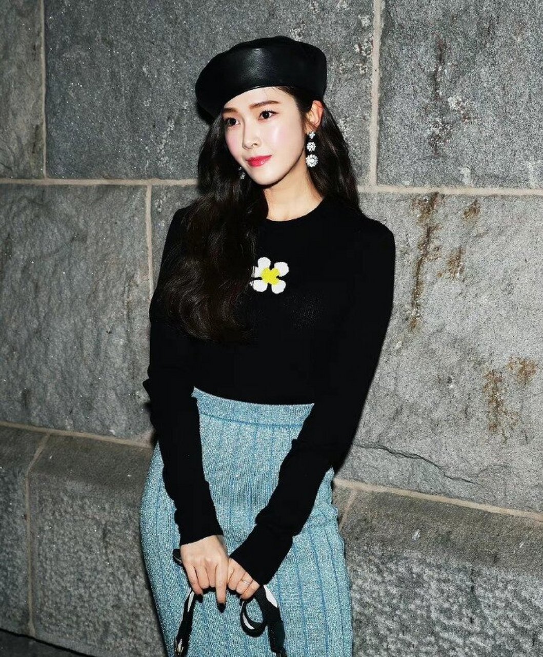 夜景拍摄下的郑秀妍(jessica jung)身穿一件黑色针织衫搭配一条蓝色