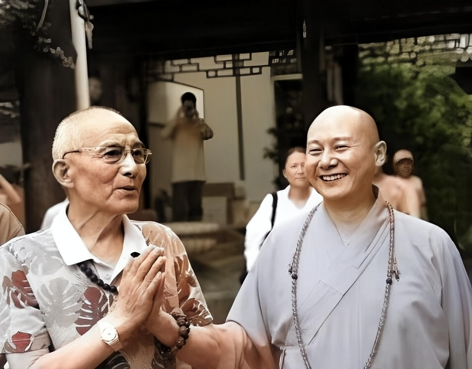 但是,在扮演这个角色后,游本昌曾经剃了光头,成为黑龙