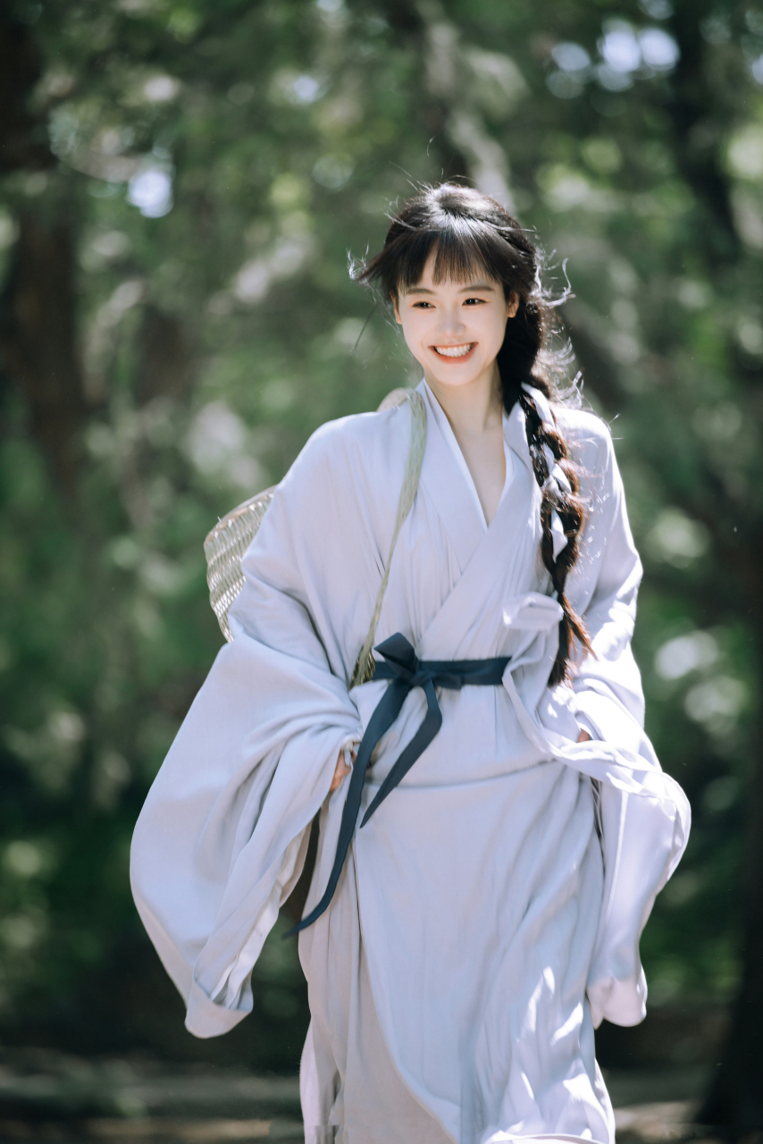 《当我飞奔向你》里的女二姜之南,古装扮相如何?