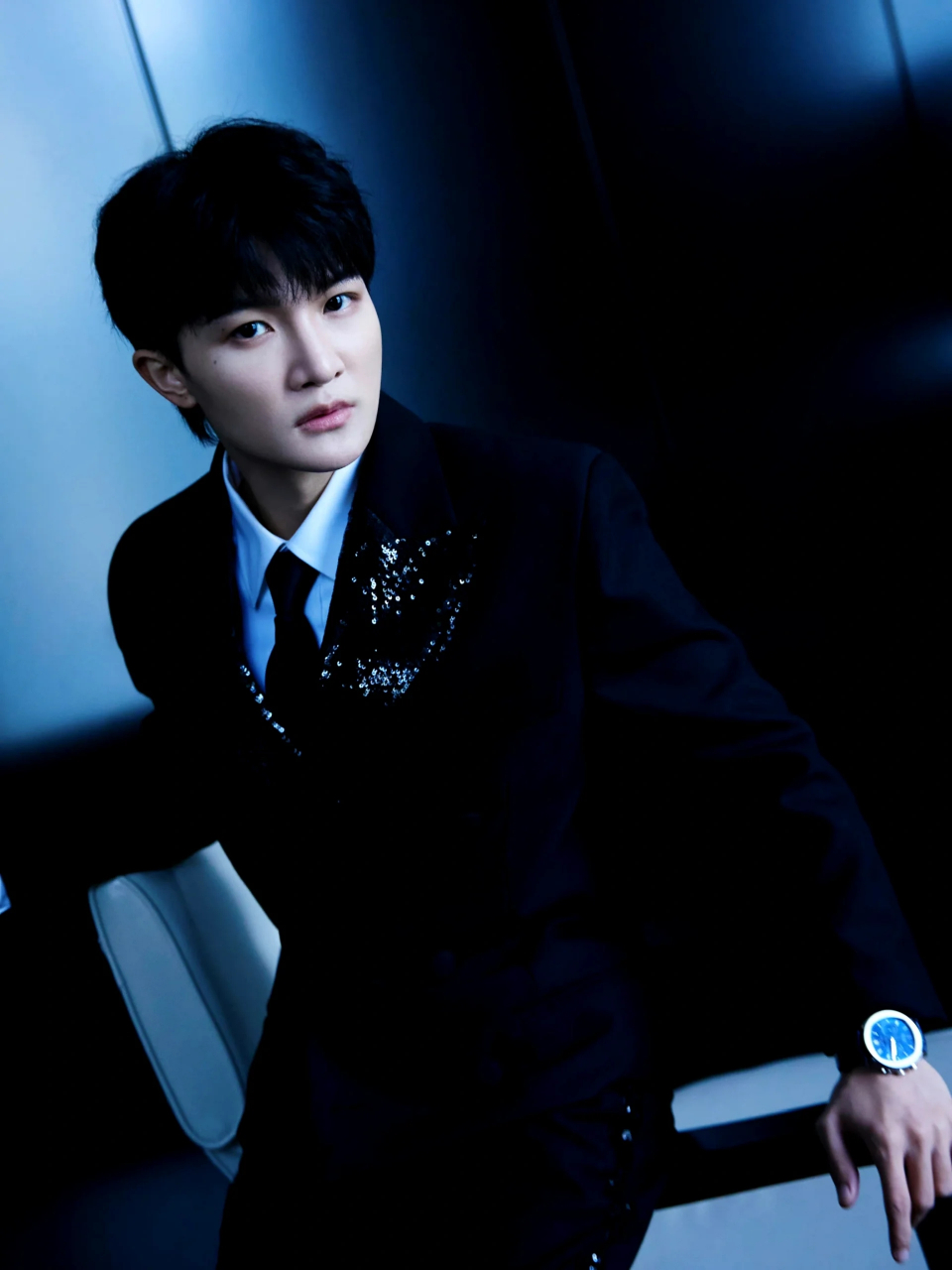 周深到底是谁教你这么穿西装的啊  首先恭喜我们深深又获奖了 深深一