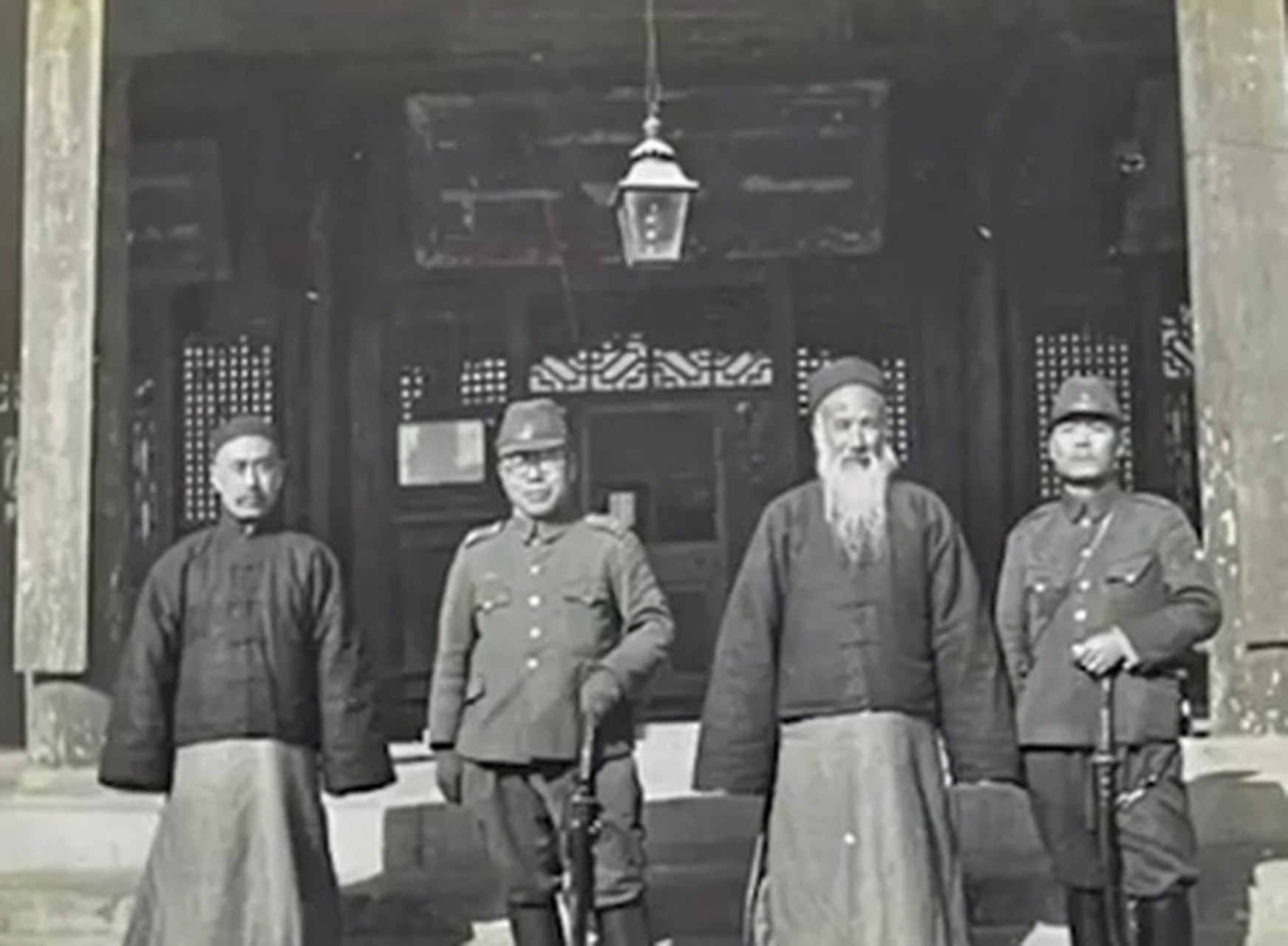 1938年,孔家后人与日军留下合影,在当时日军占领曲阜的七年之间,为老