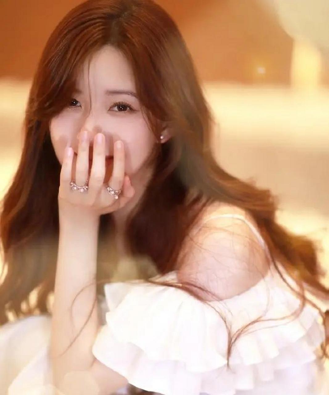 赵露思氛围感满满大片,长卷发披肩比花娇花衬人更美.