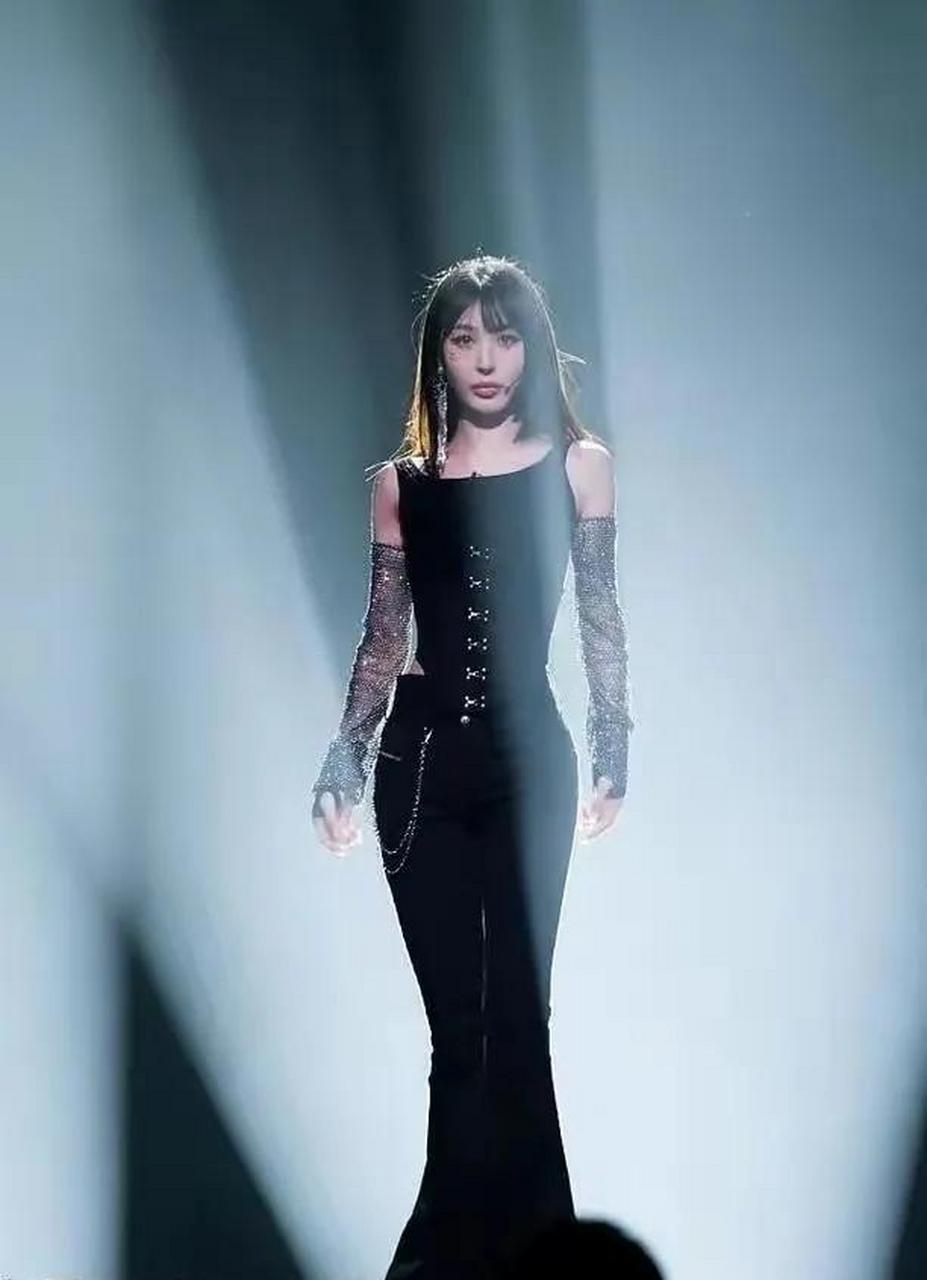 拥有柯基臀的李菲儿