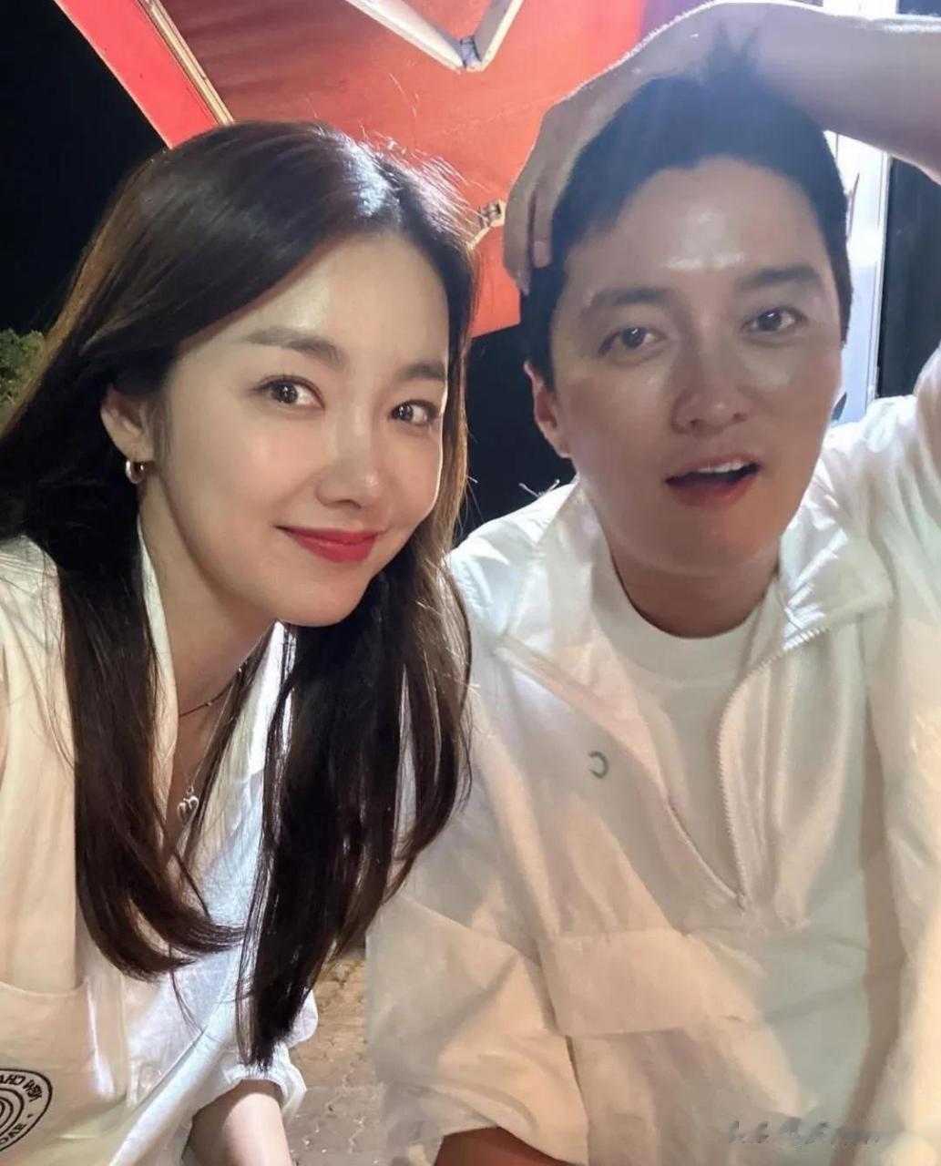 公开的照片中,苏怡贤和印乔镇紧贴在一起露出灿烂的笑容.