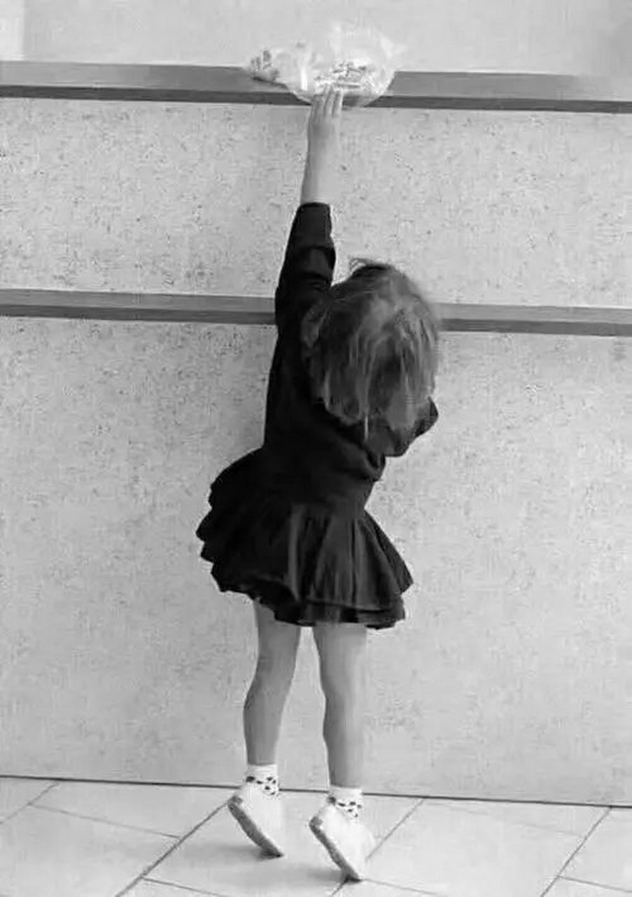 连孩子都知道,想要的东西,要踮起脚尖,自己伸手去拿.