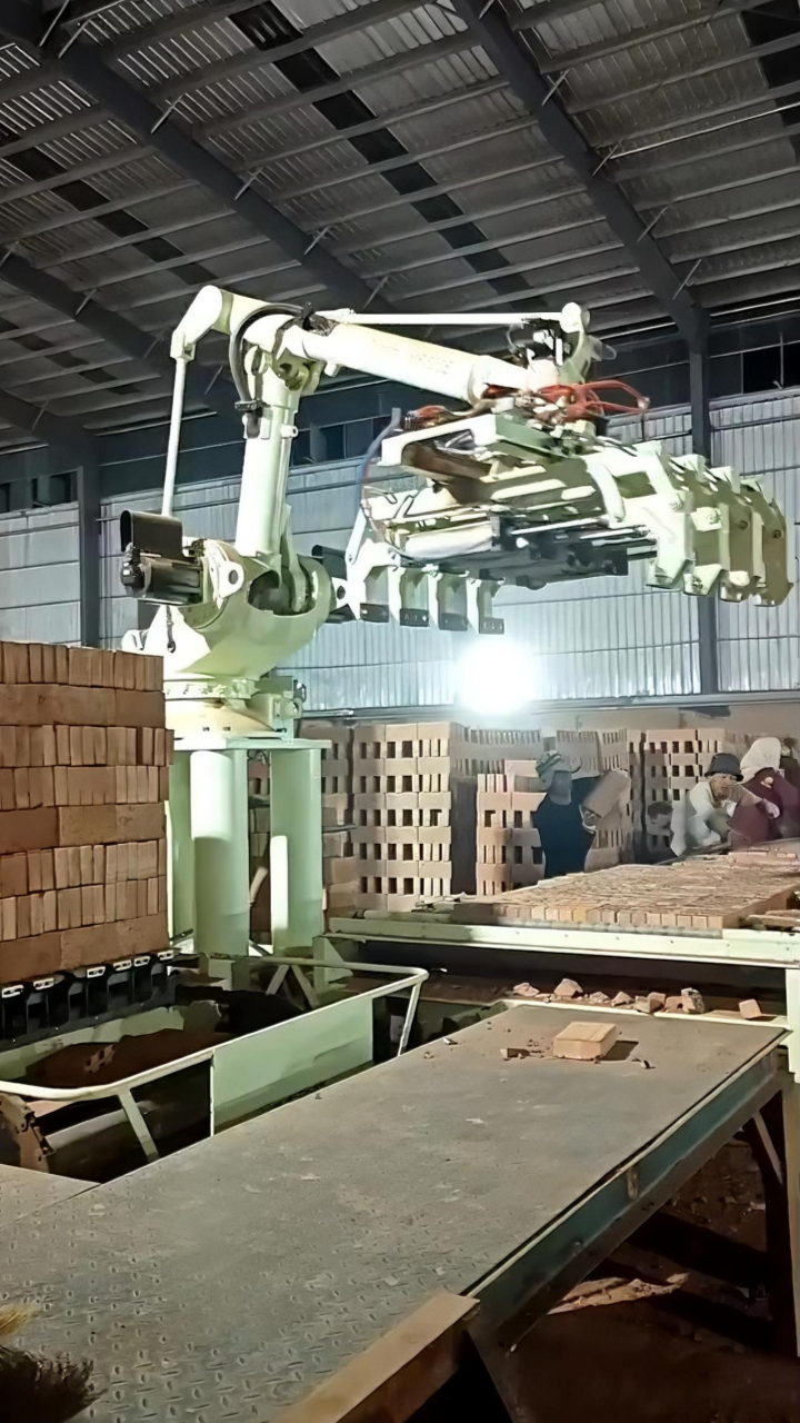 以后"搬砖"这个词不适合我了吗?#砖厂机器人搬砖