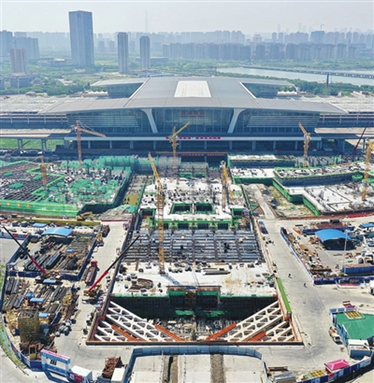 京滨城际天津滨海西站市政配套工程进入地上主体施工阶段  近日,由