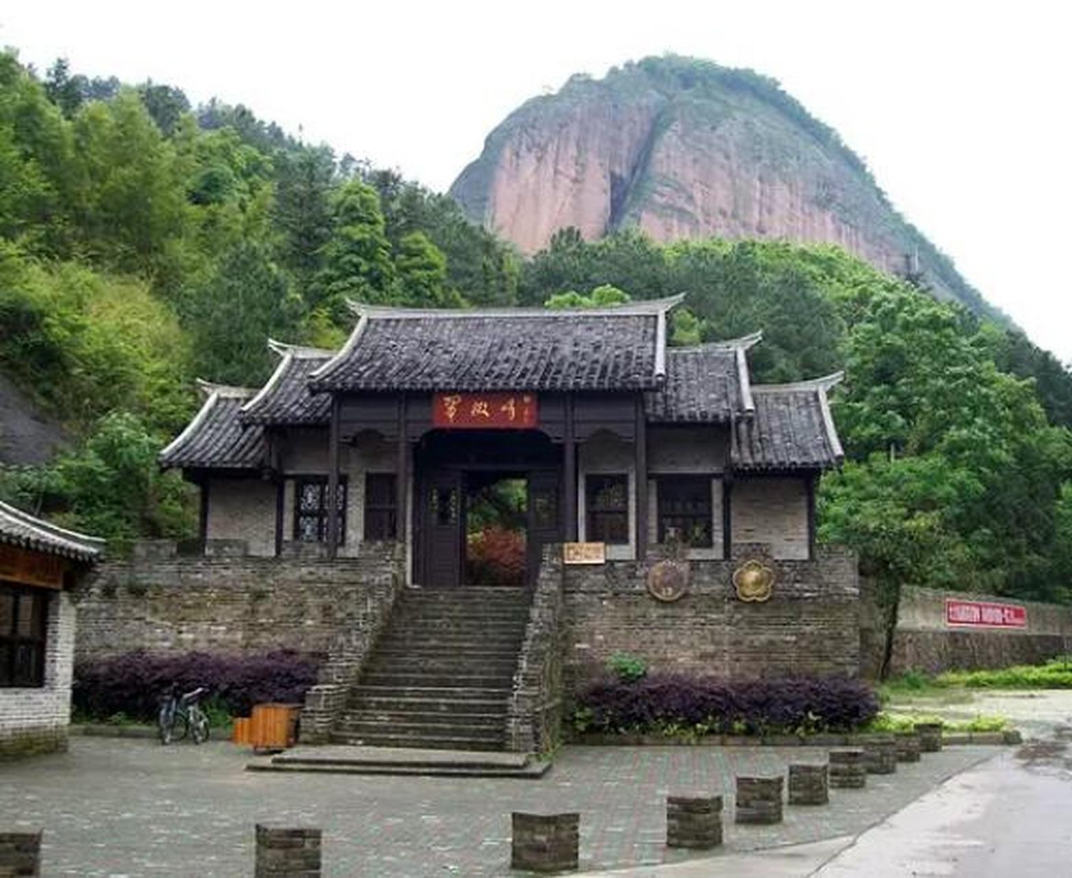 翠微峰,位于江西省宁都县境内.