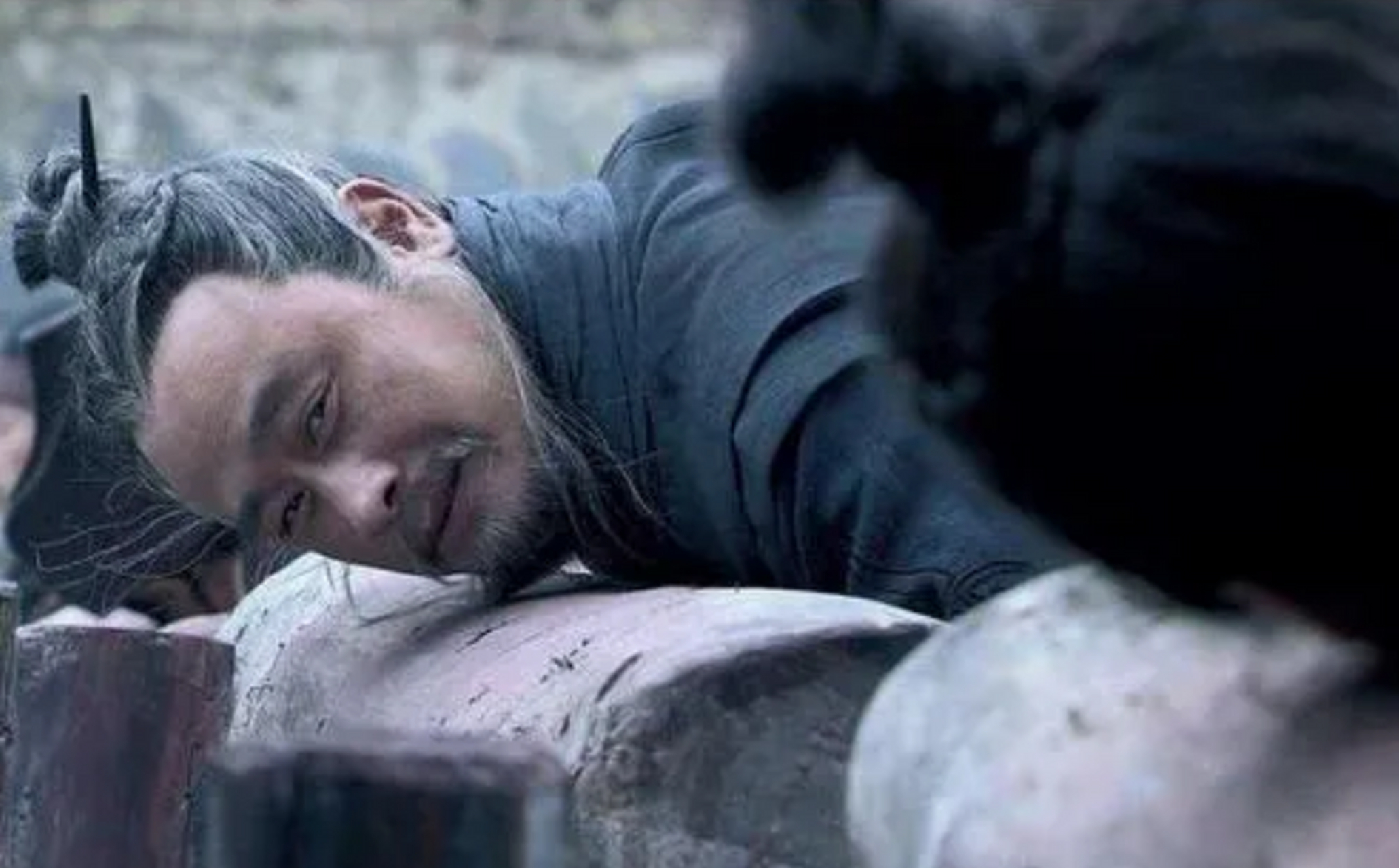 公元前208年,一天,咸阳城轰动了,73岁的李斯缓慢地走着,突然回头对