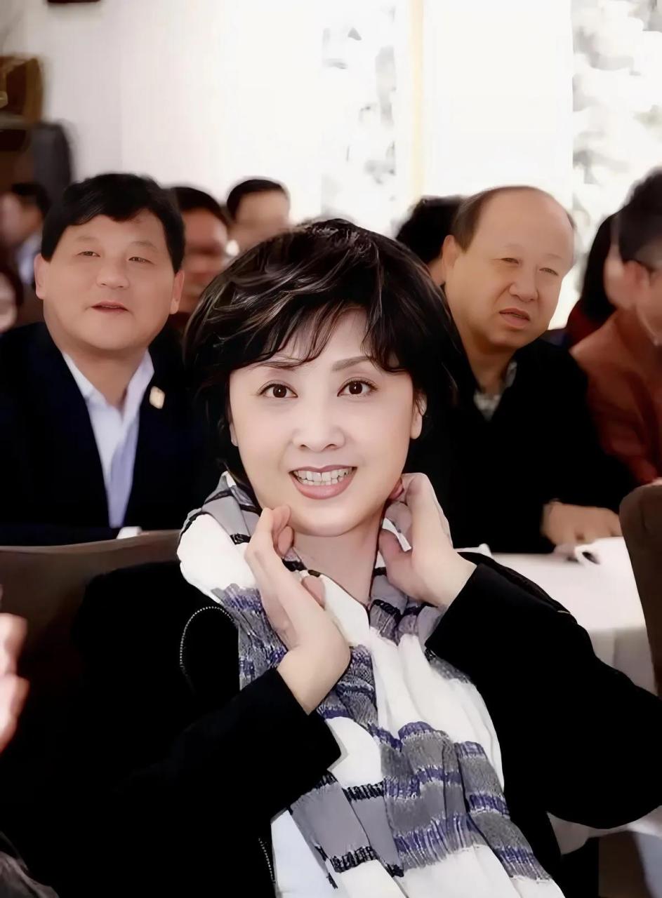 最美女儿国"国王"朱琳,70岁穿衣得体打扮低调不扮嫩,端庄大气,越老越