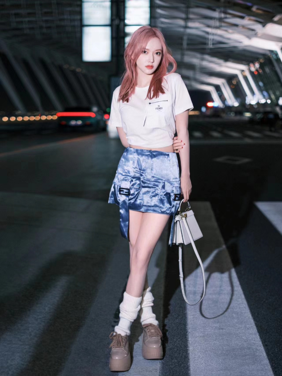 瘦身后的程潇太任性,用短款上衣配短裤穿出一朵花,"少女腿"太撩人