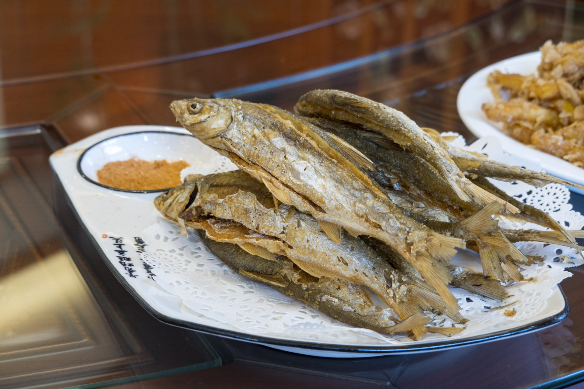 牡丹江宁安镜泊湖的全鱼宴,看着就有食欲.