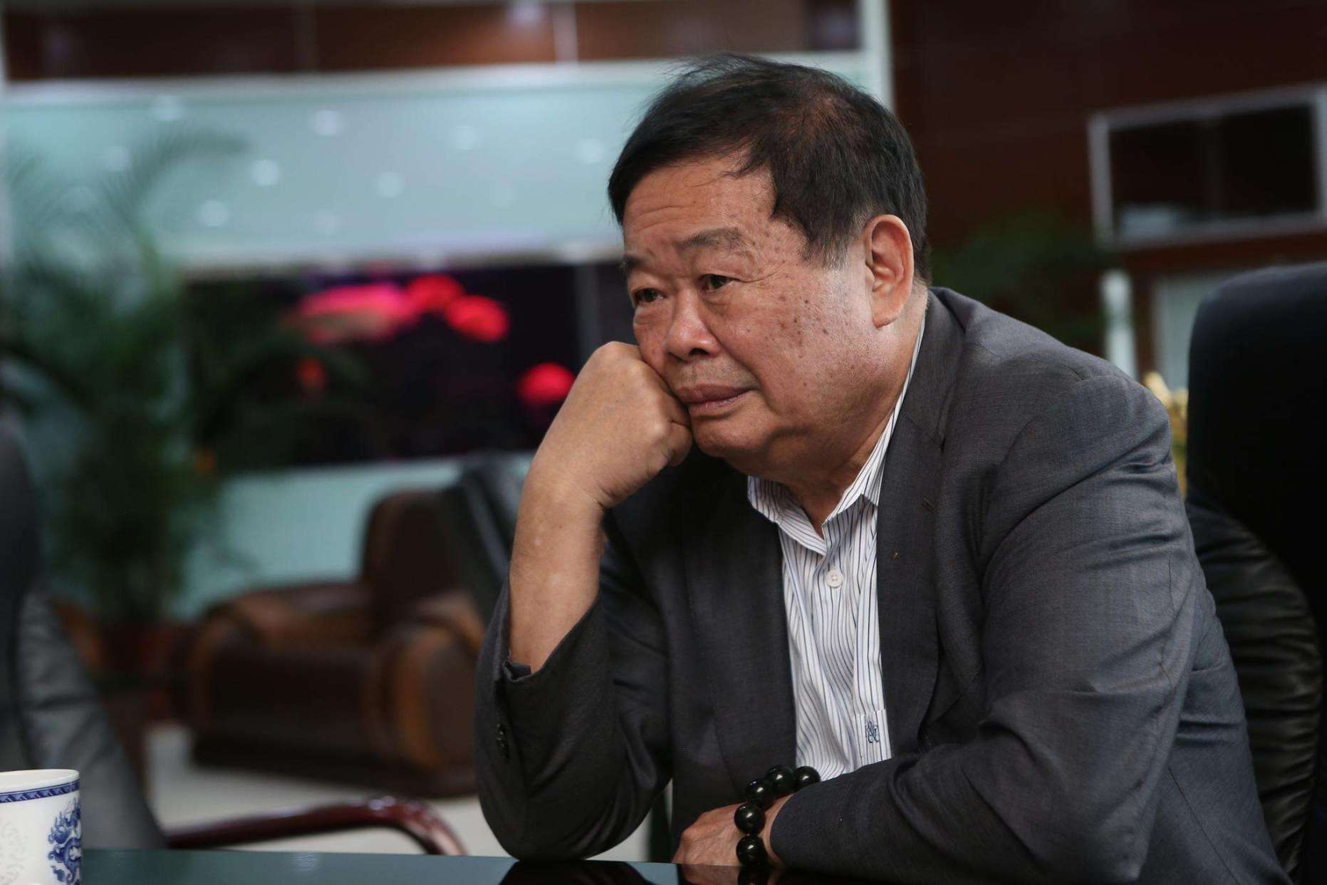 有一次,曹德旺去武夷山玩,曹德旺给母亲买了拐杖,打算乘坐汽车,那个
