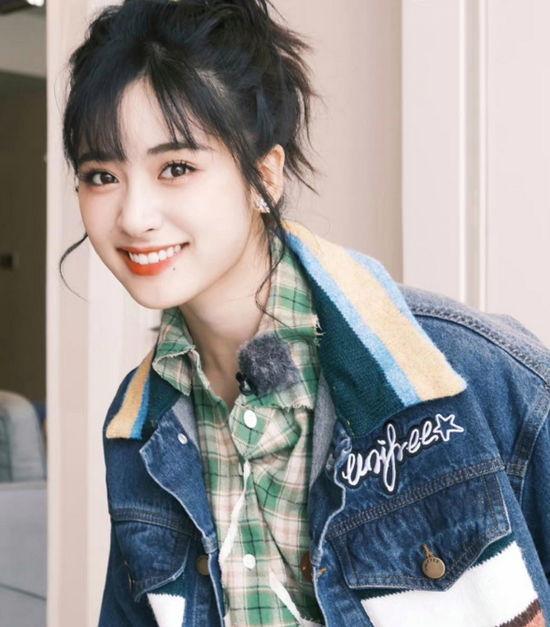 沈月受邀录制青春环游记第四季,梳着高马尾,笑容太甜,特别的治愈!