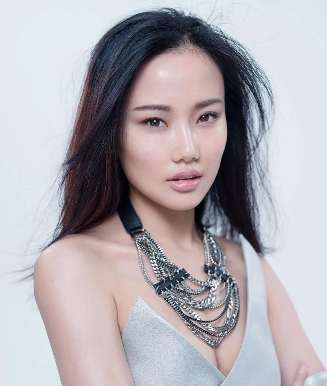 黄龄不仅歌声诱人,身材也超级好看