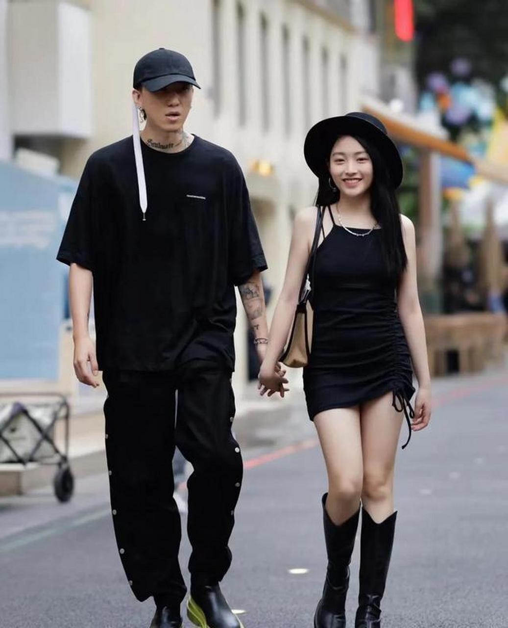 看街拍 学穿搭:8组情侣逛街穿搭示范 男帅女美