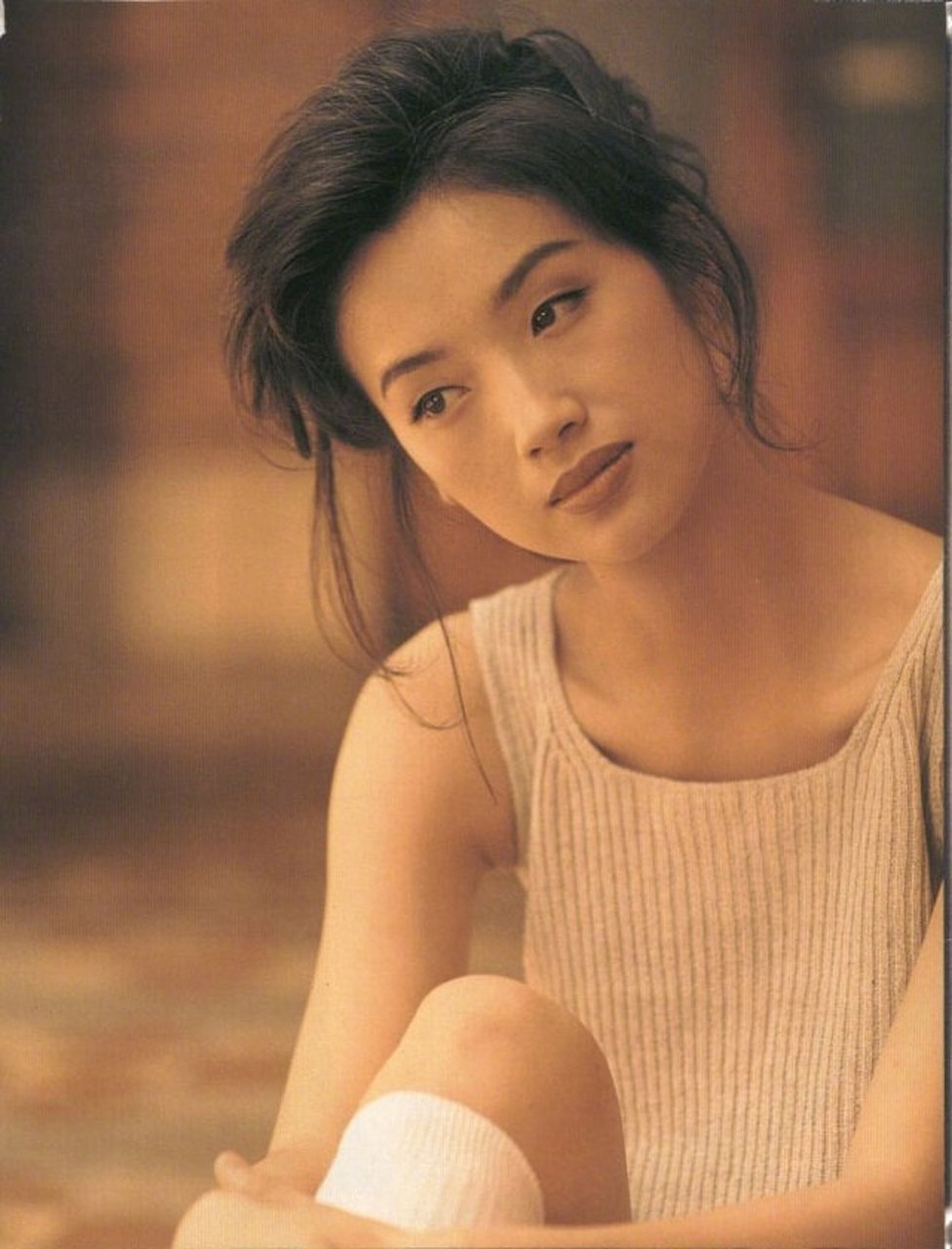 老照片# #女人魅力#1994年, 26岁吴倩莲清新夏日写真照,优雅到骨桌镲