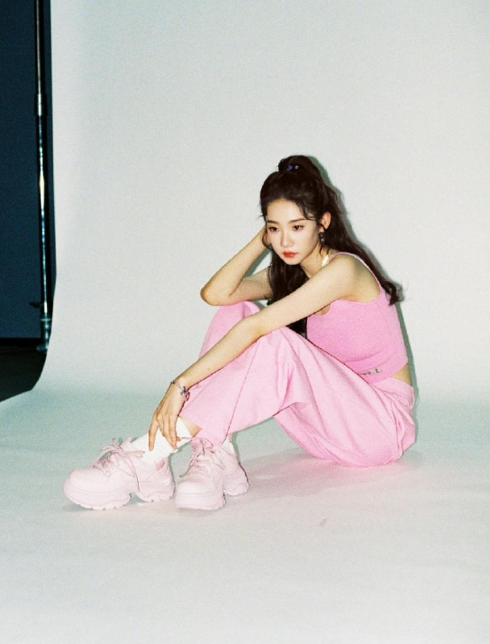 张艺凡粉衣高马尾拍摄花絮照曝光,笑容甜美如芭比.