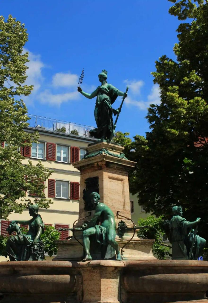 一个美术落榜生,一个维也纳流浪汉,一个巴伐利亚下士,一个没有上过