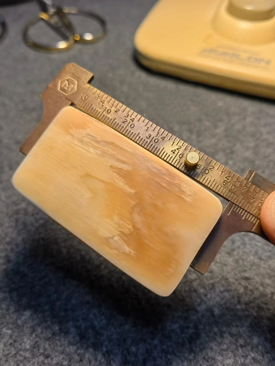 喜欢我 这款猛犸象牙雕刻而成的无字牌吊坠挂饰有着铁树皮般的纹理