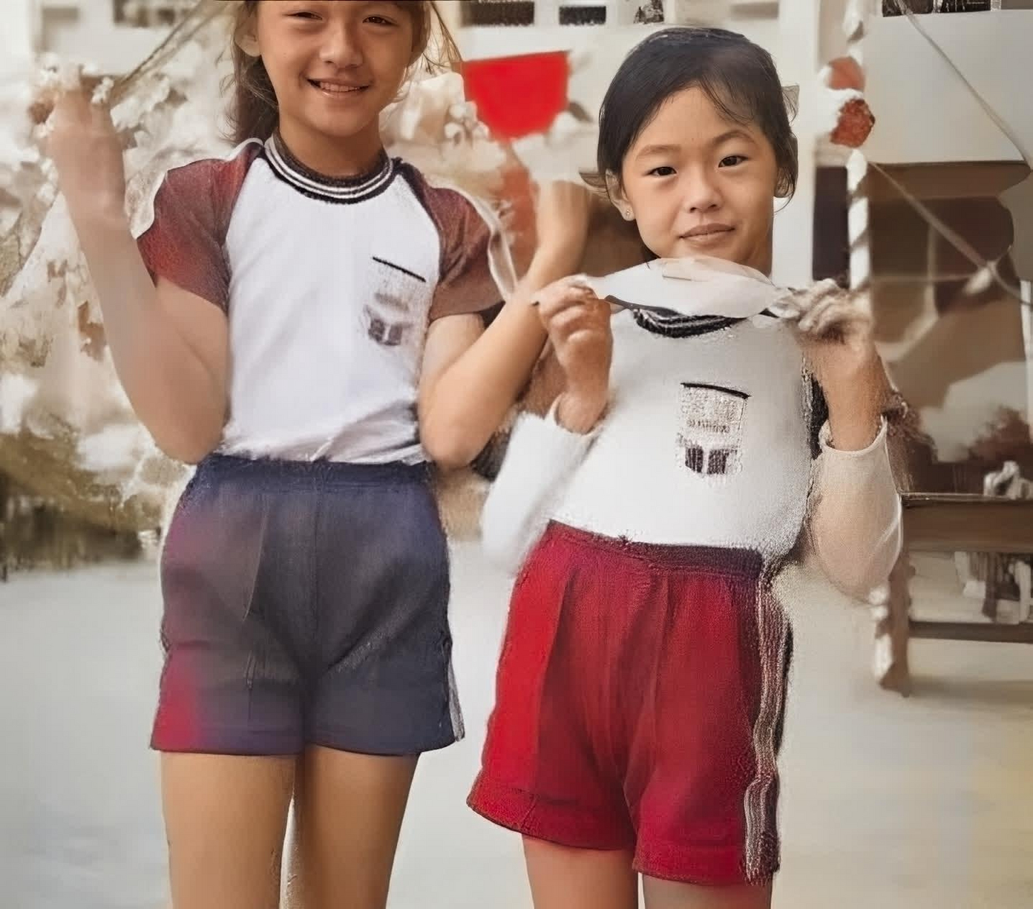 近日,有网友收集了一些大s的童年照,发现汪小菲的女儿和大s简直就是一