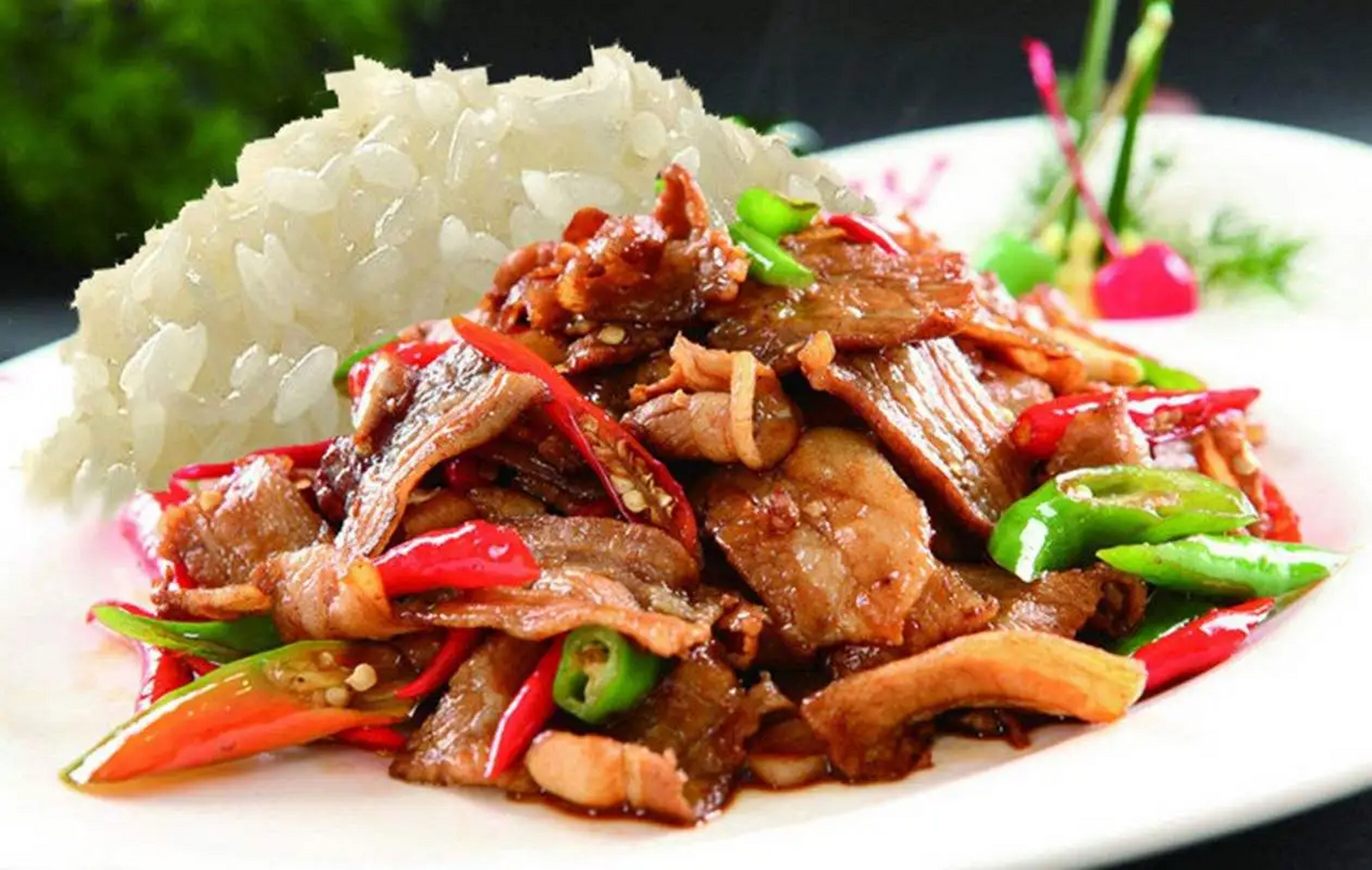"华北某大学,学生到食堂点了份盖浇饭,肉片鲜嫩多汁,汤汁浓郁金黄灿烂