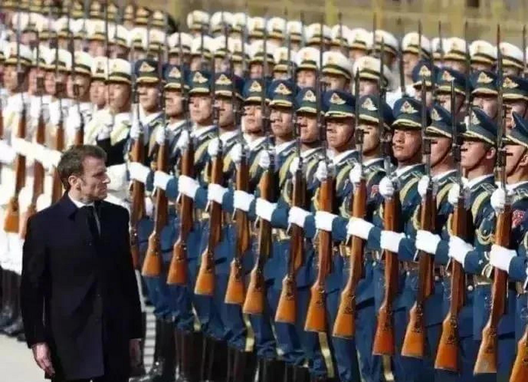 法国总统马克龙先生,检阅我们的三军仪仗 队,表情严肃,马克龙先生,是