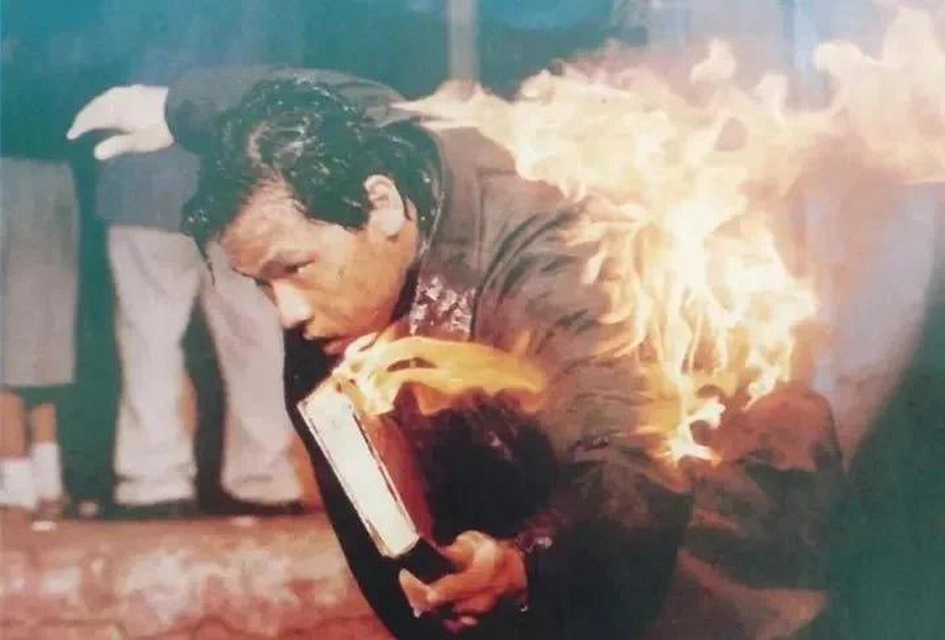 1970年11月13日,韩国 22岁的韩国劳工全泰壹为了抗议恶劣的工作环境和