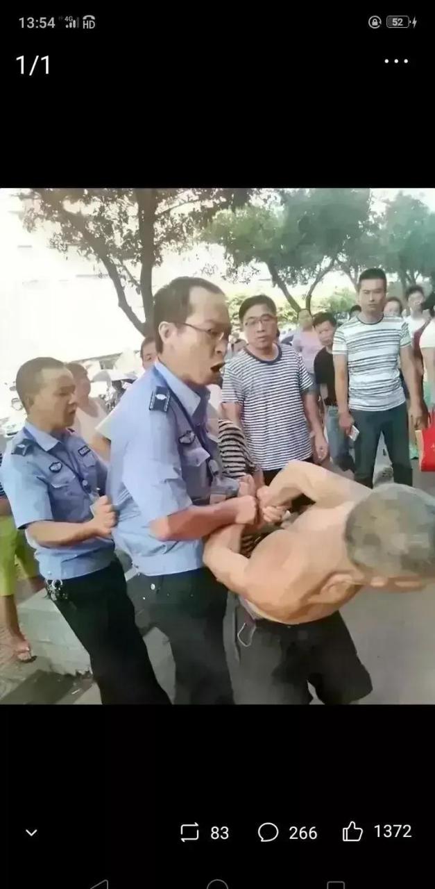 城管打人,怎么能这么欺负老百姓,是谁给你们的权利!