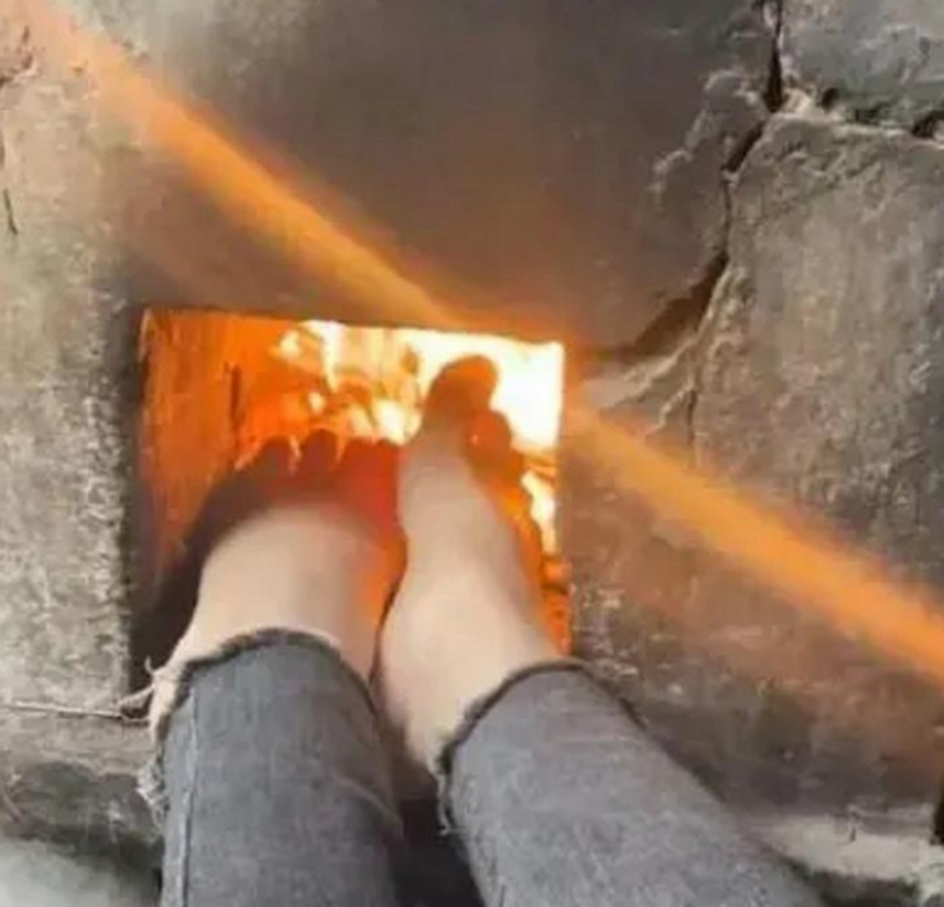 农村这就这么冷,恨不得把脚指甲红烧了!