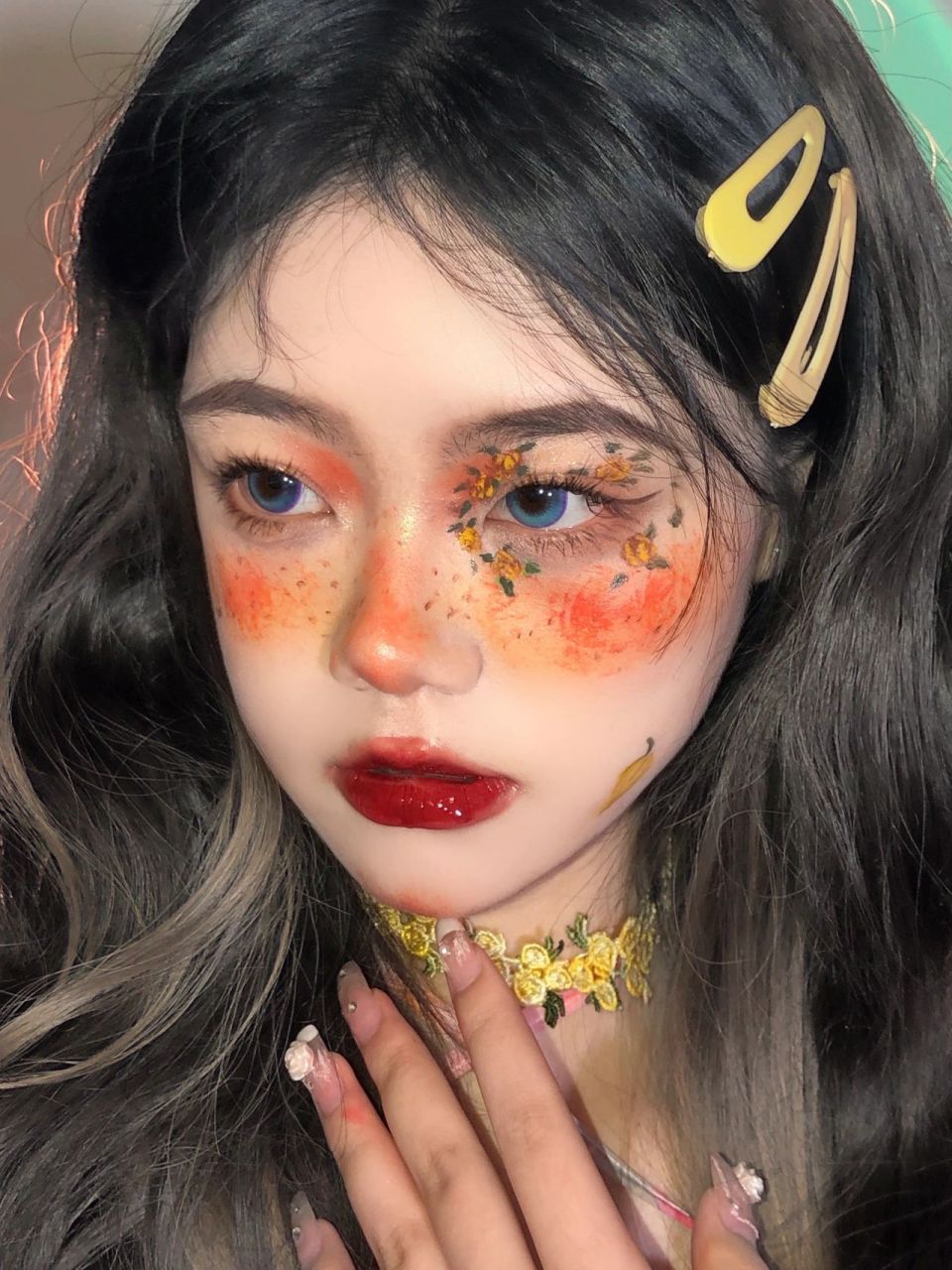 春的颜色跳动 这次妆容是一个画中人仿妆 太太太好看了 色彩很丰富