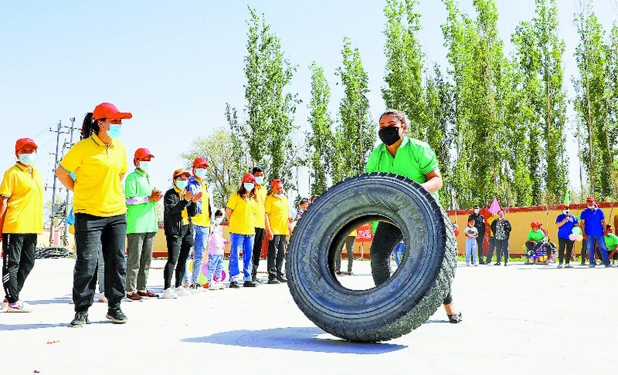 新疆精河县# 5月4日,村民在参加翻轮胎比赛.