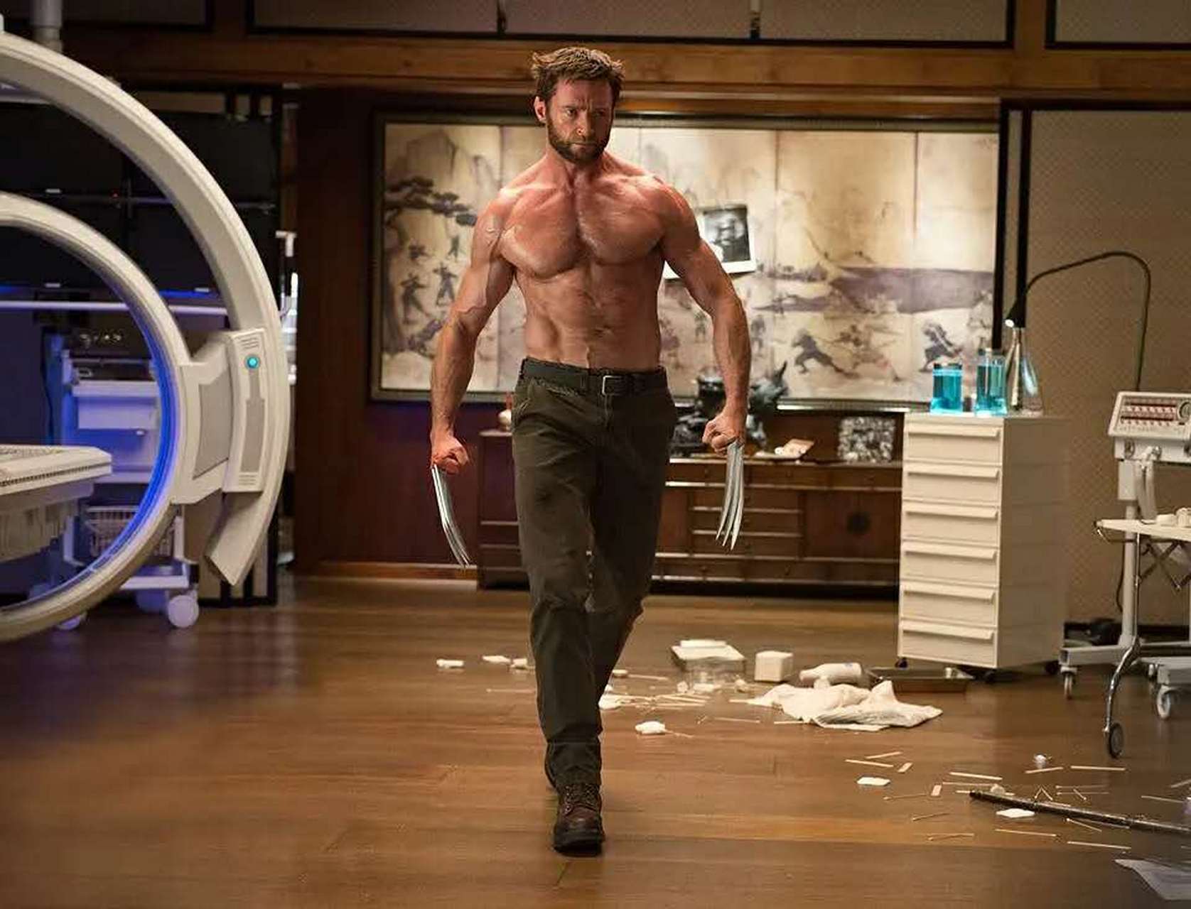 52岁金刚狼光膀子戏水,6块腹肌抢镜,网友:身材保持的太棒啦.